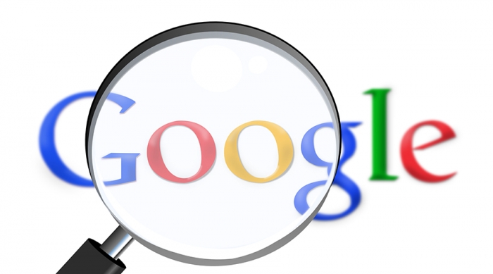 magnifying glass on the Google logo