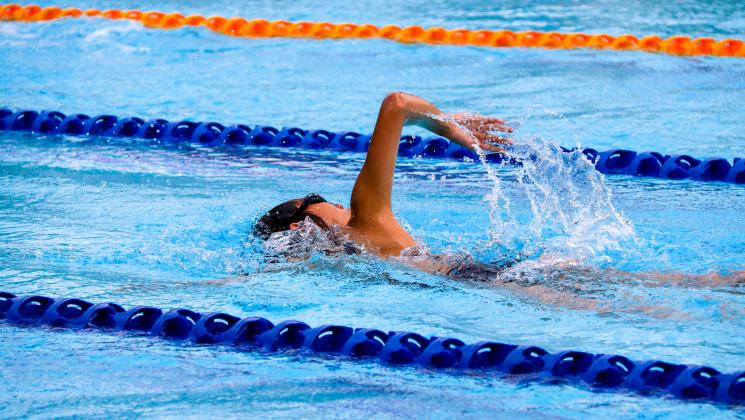 Swimmer doing frontcrawls